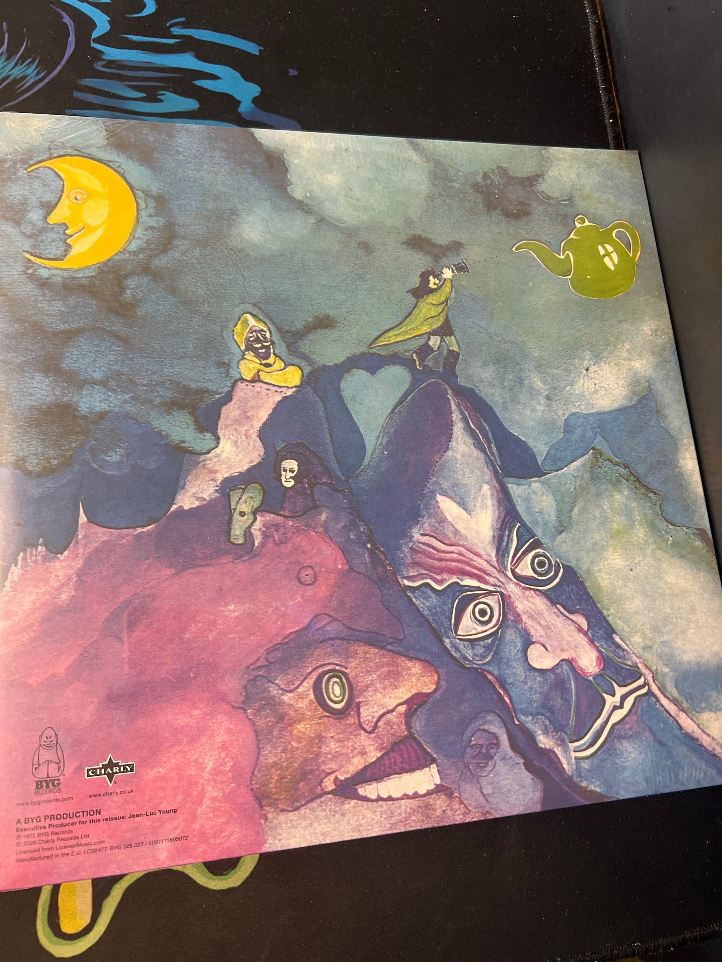 GONG - flying teapot