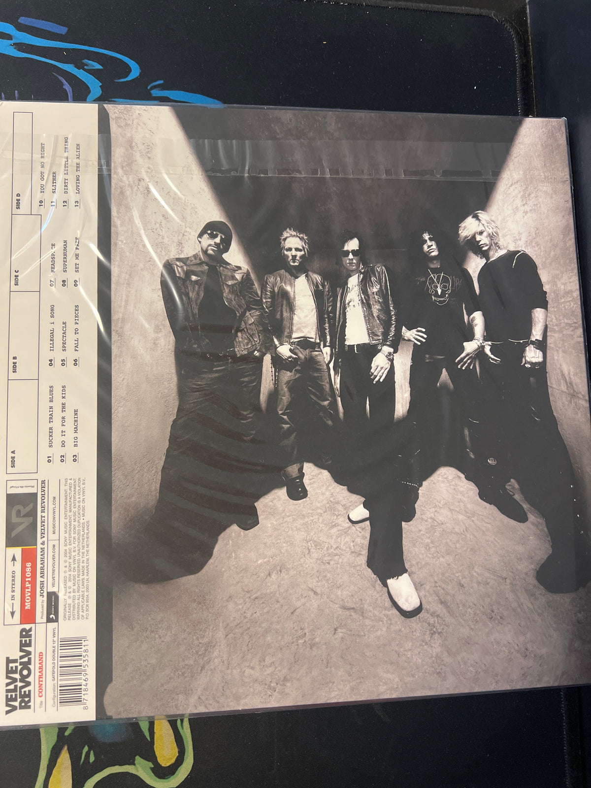 VELVET REVOLVER - contraband