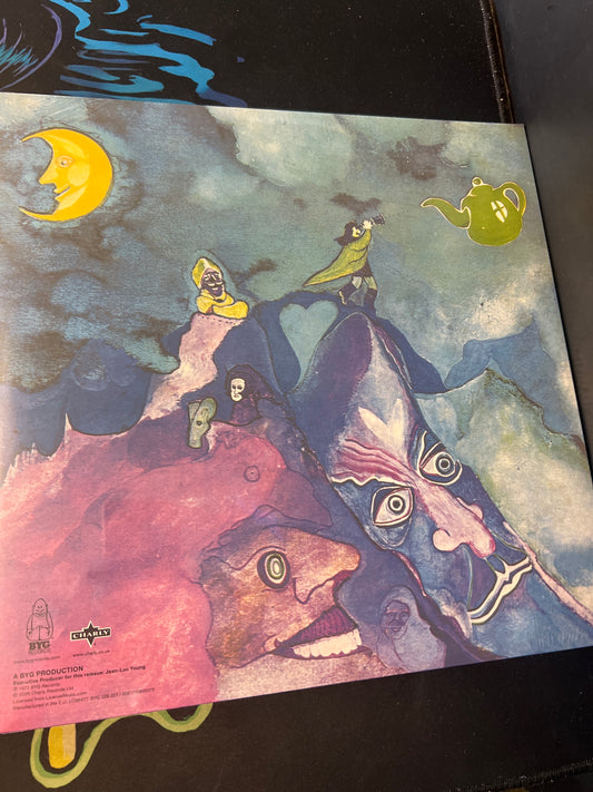 GONG - flying teapot
