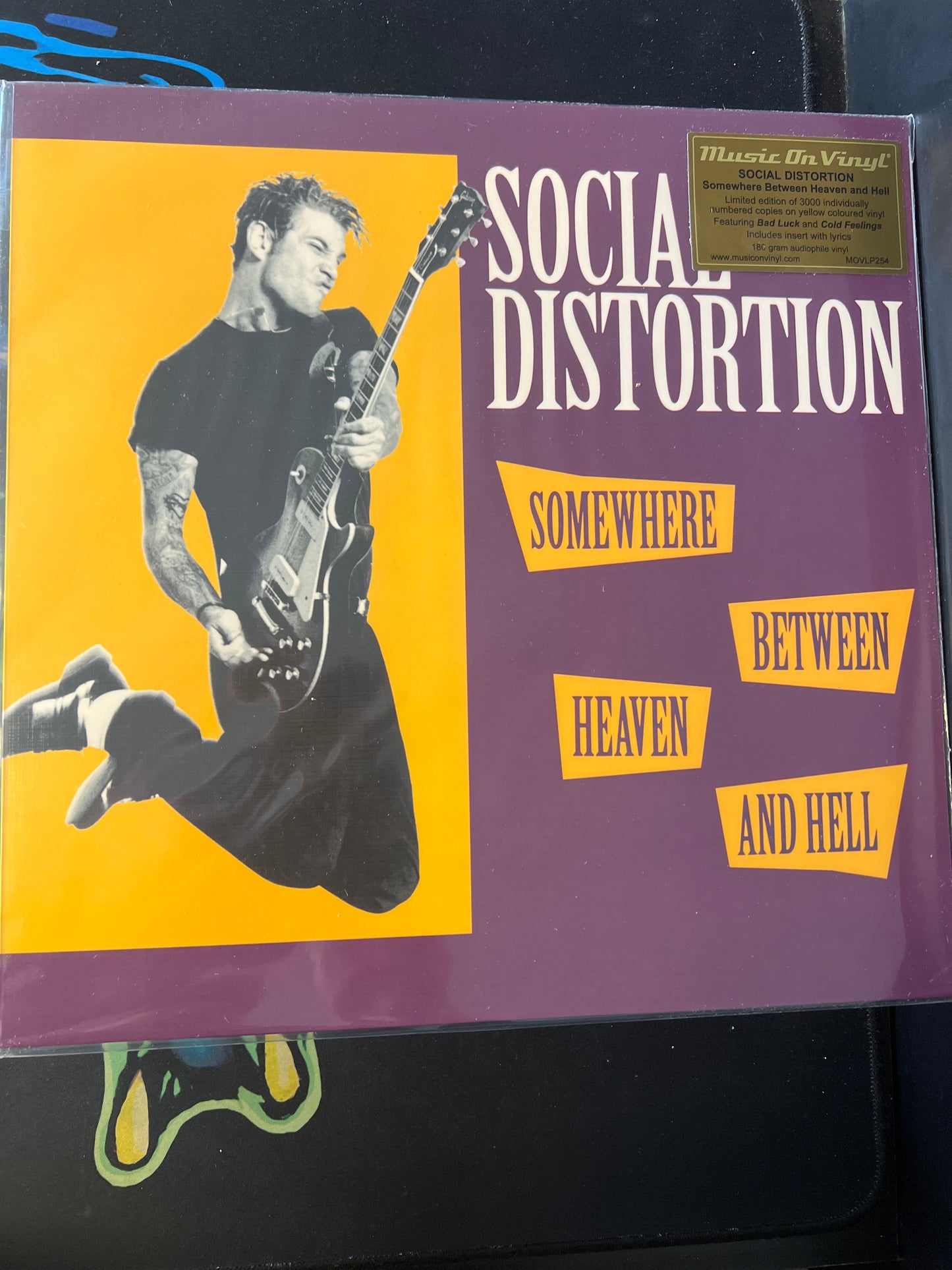 SOCIAL DISTORTION - somewhere between heaven and hell